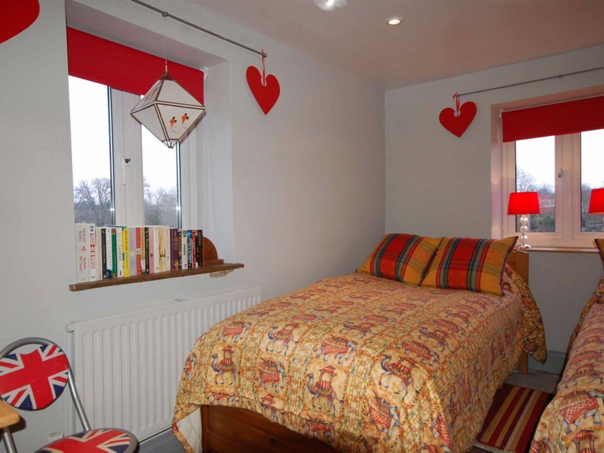 Bed and Breakfast The Old Forge East Kennett Экстерьер фото